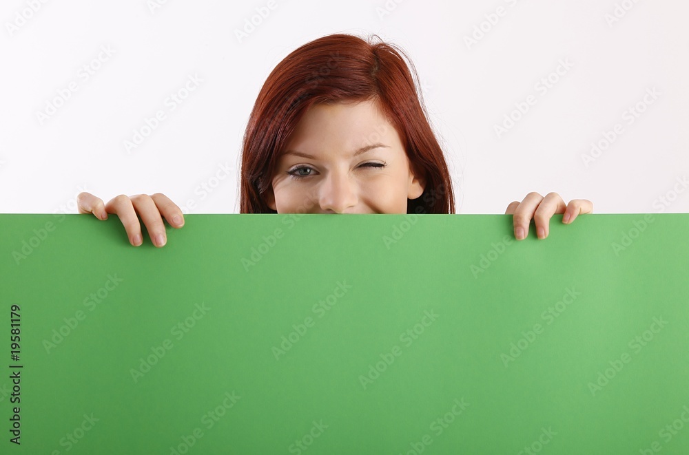 Frau mit leerer grüner Tafel für Werbung und Text Frau mit leerer grüner Tafel für Werbung und Text