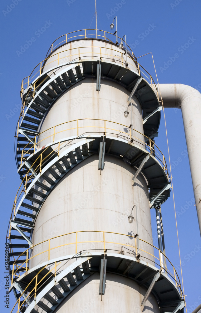 Φωτογραφία Refinery for the production of fuel - architecture and buildings of an industria