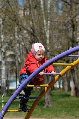 Fototapeta Naklejka Na Ścianę i Meble -  child playing in the park