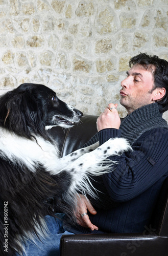 chien demandant avec insistance une friandise à son maître