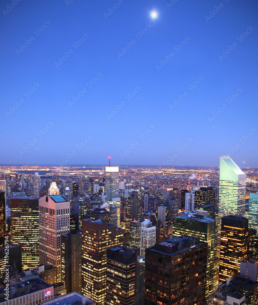 Obraz premium Moon over Manhattan