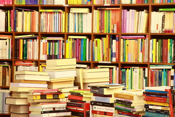 Wandcirkels Bibliotheek Spaanse boekhandel met houten wand  © PANORAMO