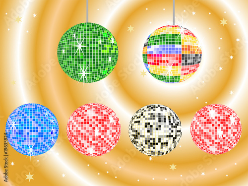 Fünf bunte Discokugeln mit goldenem Hintergrund