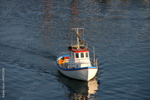 bateau rentrant au port