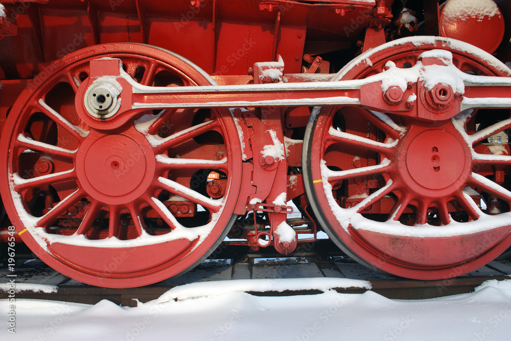Schneebedeckte Stahlräder einer Lokomotive