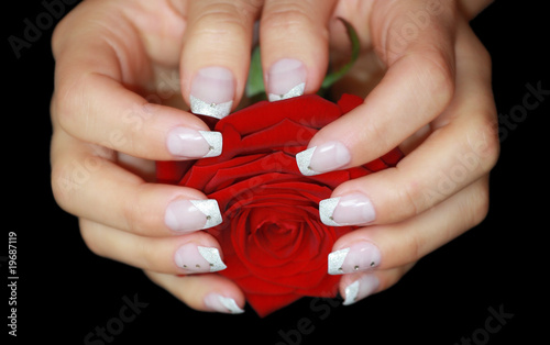 schöne fingernägel mit roter rose