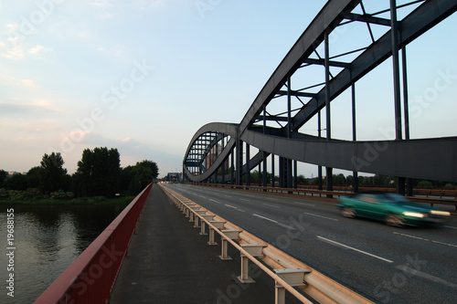 Verkehr auf der Neuen Elbbrücke