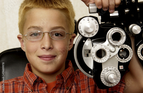 Obraz na plátně Boy getting eye exam