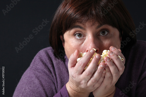 donna mangia popcorn photo