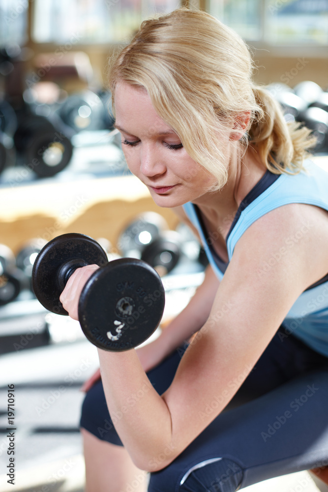 Frau beim Hanteltraining Frau beim Hanteltraining