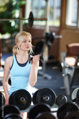 Frau beim Hanteltraining