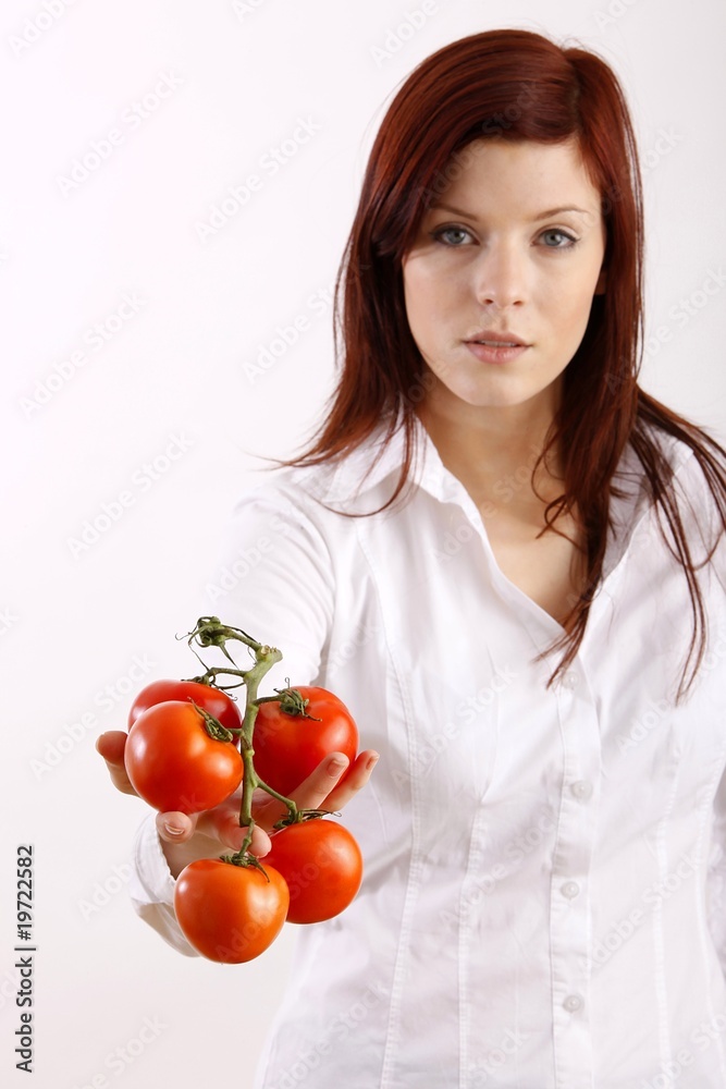 Frau mit Tomaten