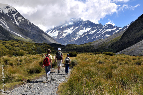 Foto Famille de touristes randonnant en famille sur en sentier au Mont Cook (ou Aorak
