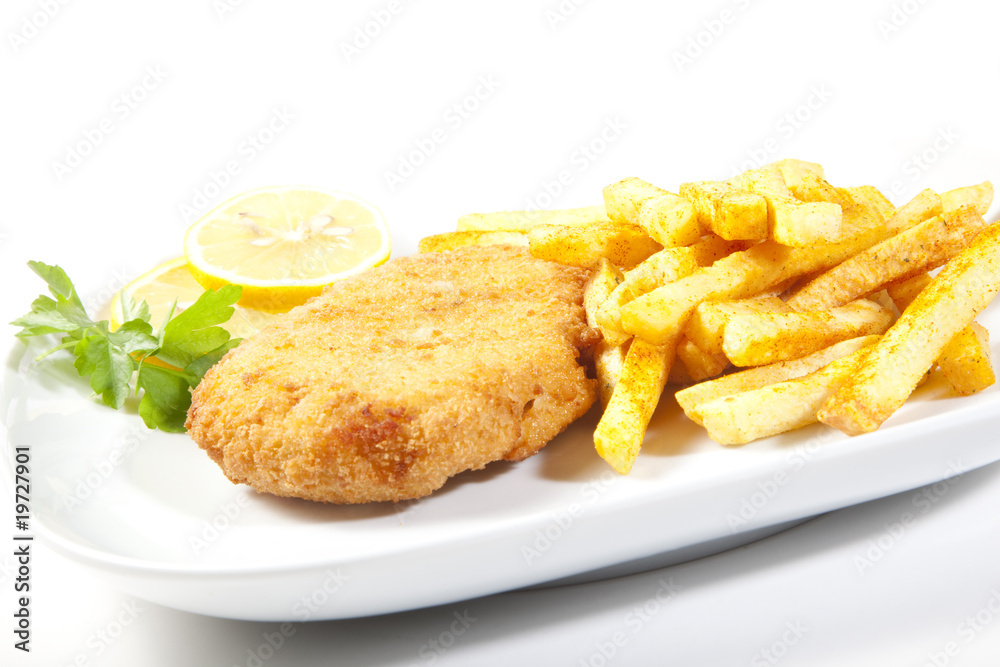 SCHNITZEL MIT POMMES UND ZITRONE SCHNITZEL MIT POMMES UND ZITRONE
