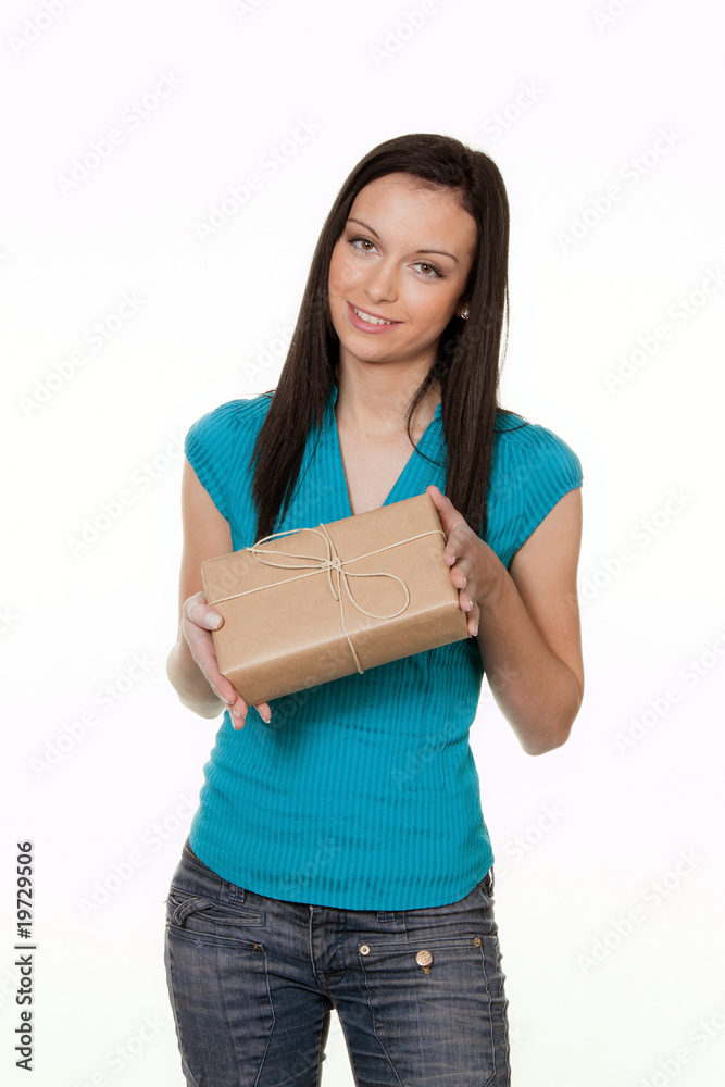 Frau mit Paket eines Versanddienstes