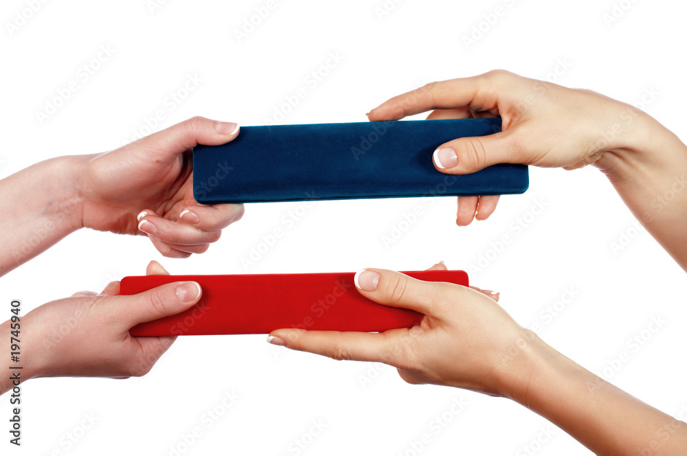 Obraz premium The hand holds a gift box