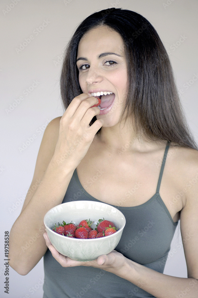 donna che mangia le fragole donna che mangia le fragole