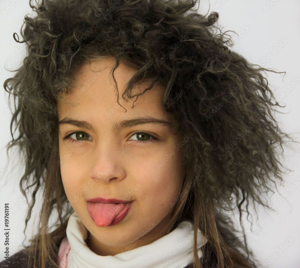 tirer la langue avec le sourire Photos Adobe Stock