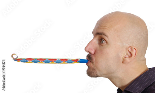 Mann bläst in Faschingströte