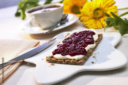 Knaeckebrot mit Marmelade photo