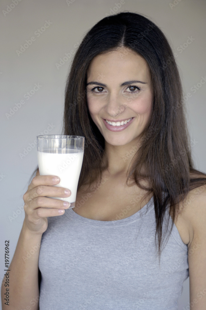 donna con bicchiere di latte donna con bicchiere di latte