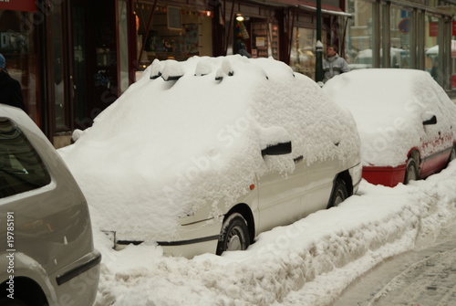 Zugeschneites Auto PKW in Prag