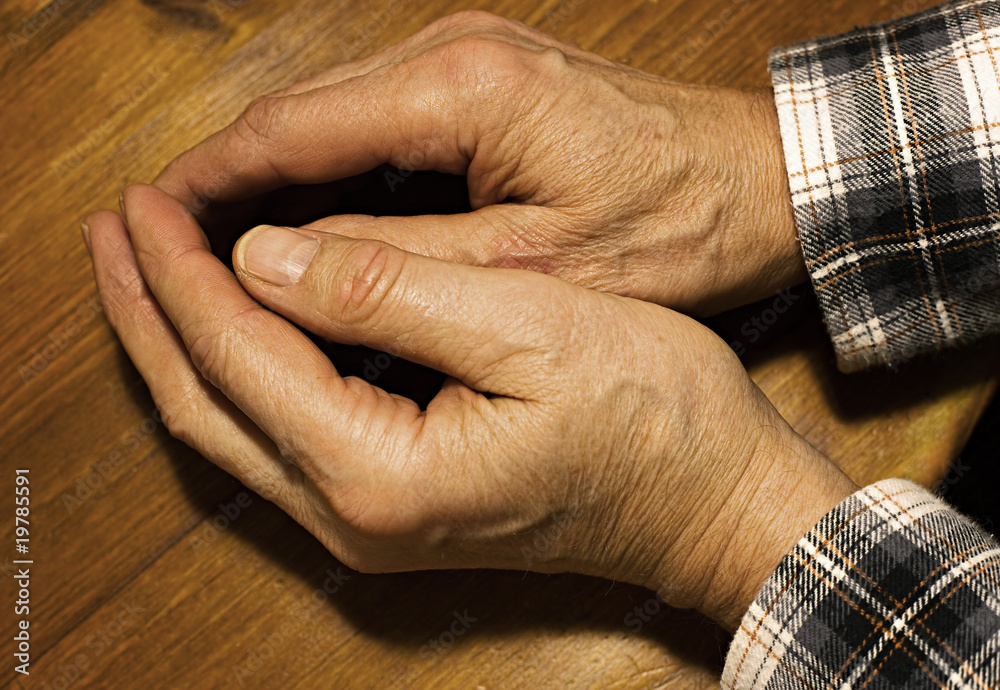 Fototapeta premium Rentner betet am Tisch