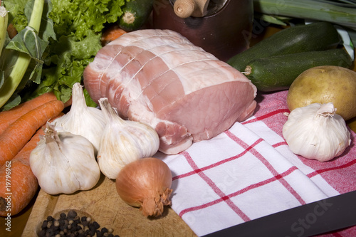 Obraz na płótnie Roti de porc cru w salonie