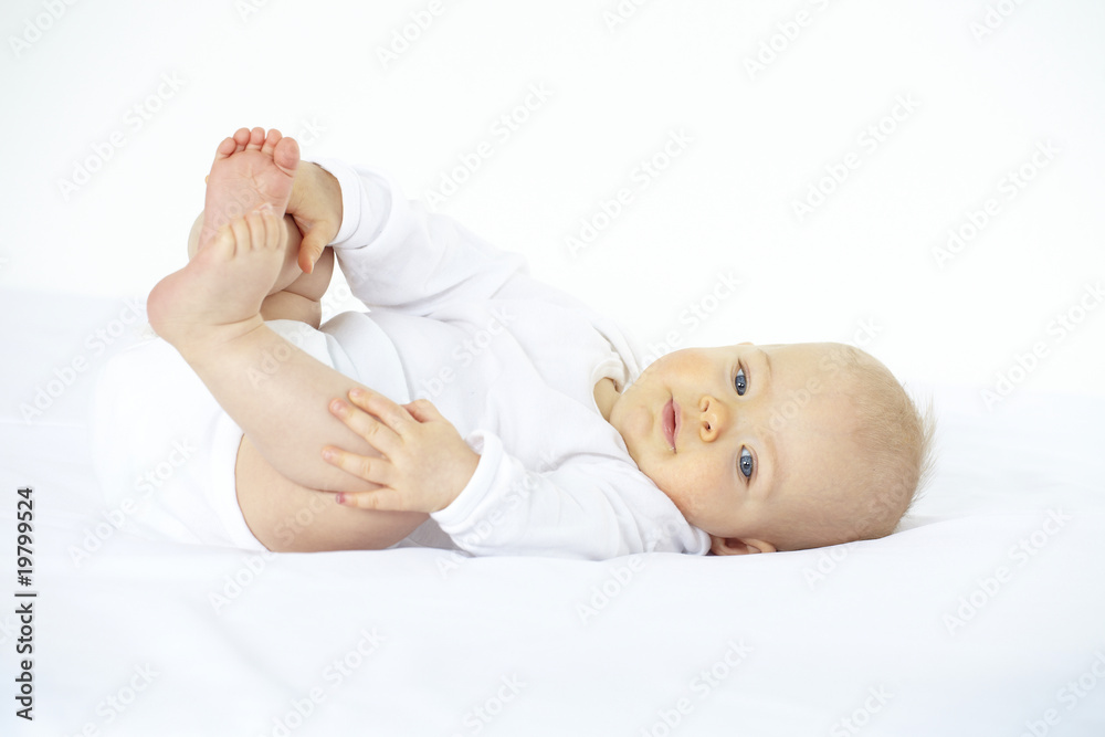 baby liegt auf rücken StockFoto Adobe Stock