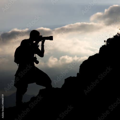 Fotografie Silhouette of the photographer on a hillside