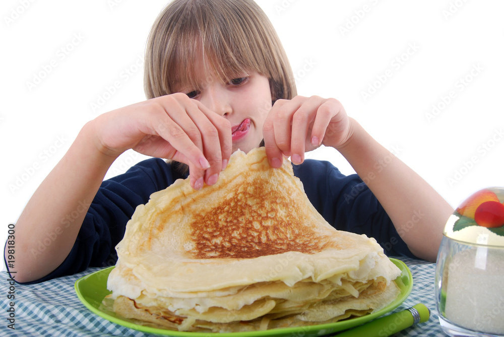 Chandeleur - Enfant gourmand devant des crêpes Chandeleur - Enfant gourmand devant des crêpes