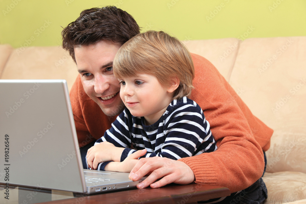 Vater und Sohn am Computer Vater und Sohn am Computer