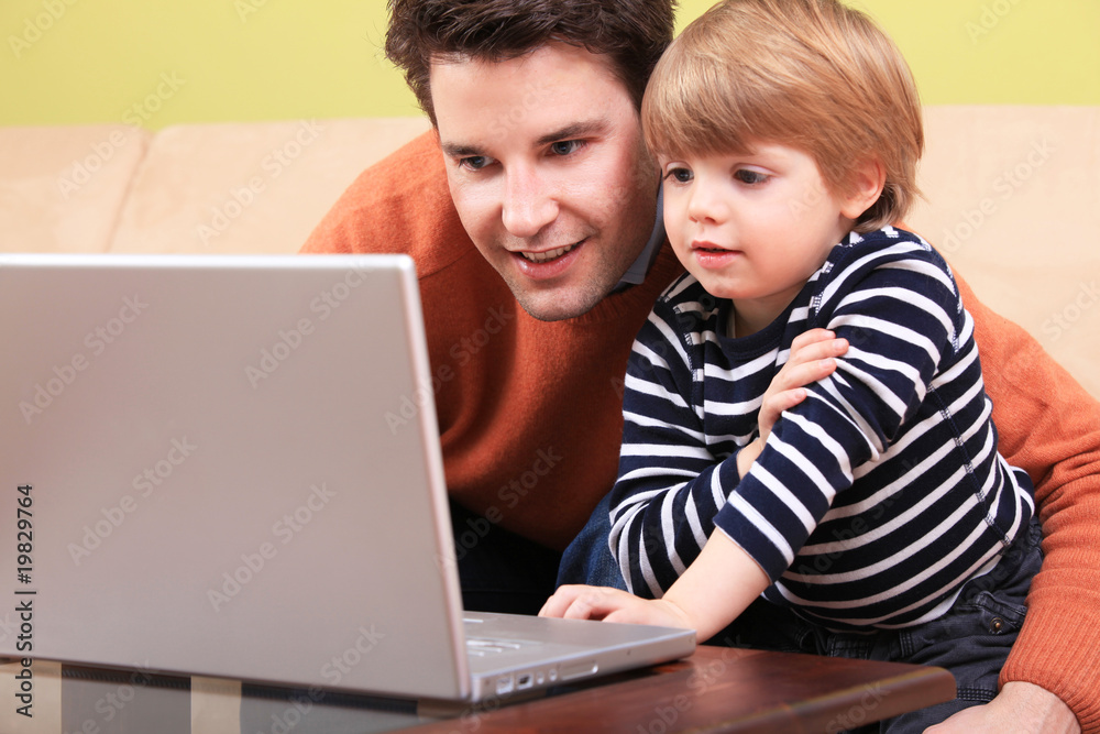 Vater und Sohn am Computer Vater und Sohn am Computer