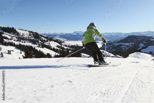 Skifahrerin auf der Piste