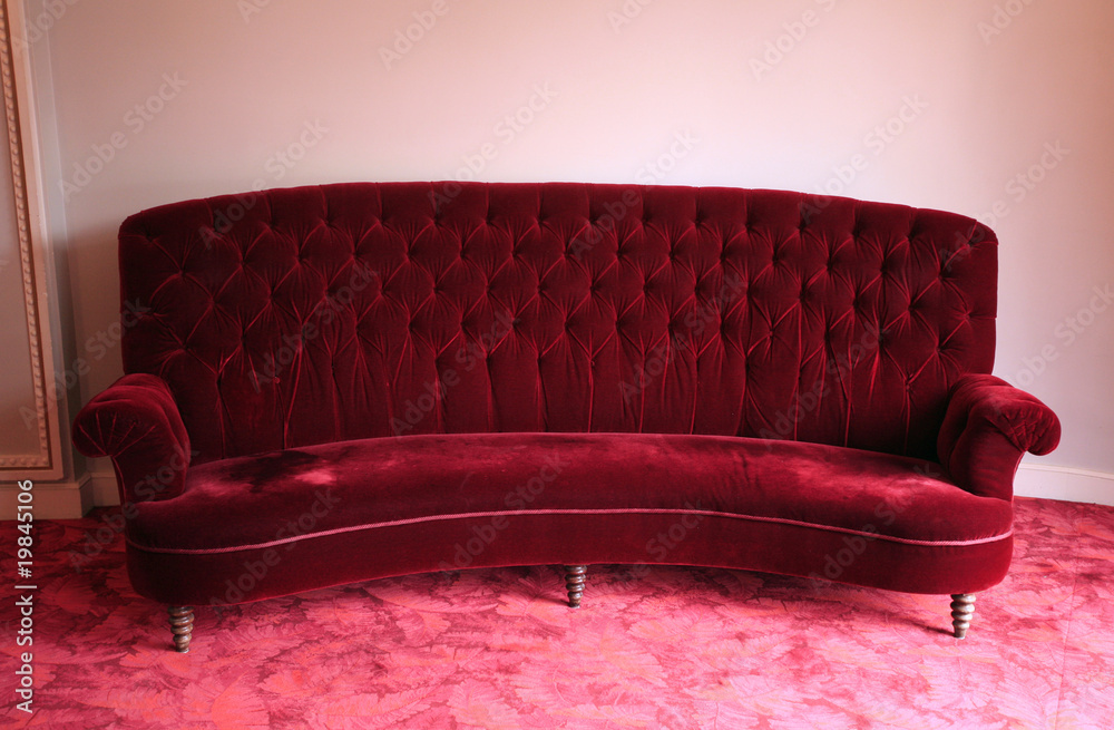 divan en velour rouge