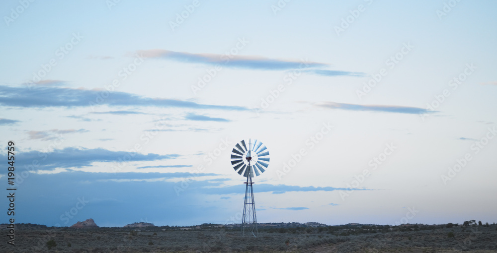Obraz premium Lone Windmill at Dusk