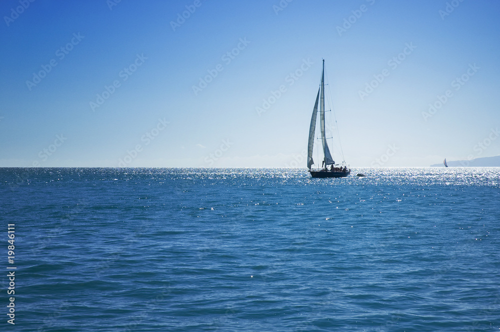 Naklejka premium Segeln im Glitzermeer