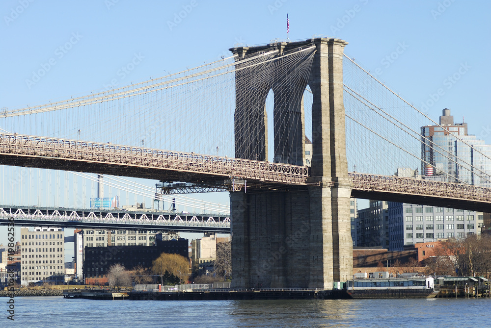Naklejka premium Brooklyn Bridge w Nowym Jorku pod błękitnym niebem