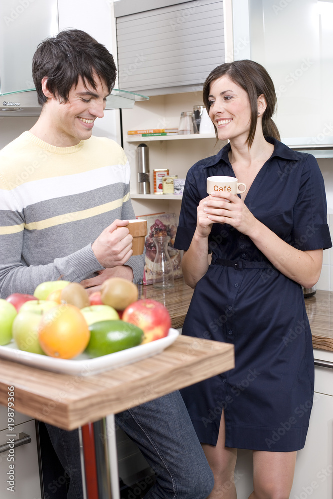 paar trinkt tee oder kaffee paar trinkt tee oder kaffee