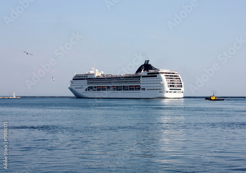 Fotografie white cruise ship leaving a  port