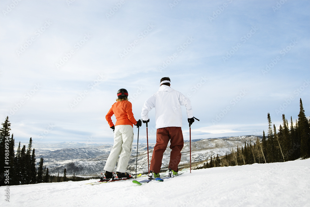 Skier Couple on Mountain - obrazy, fototapety, plakaty 
