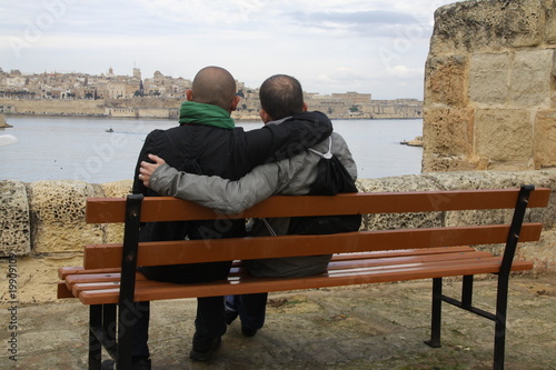 Pareja en banco viendo ciudad de Malta