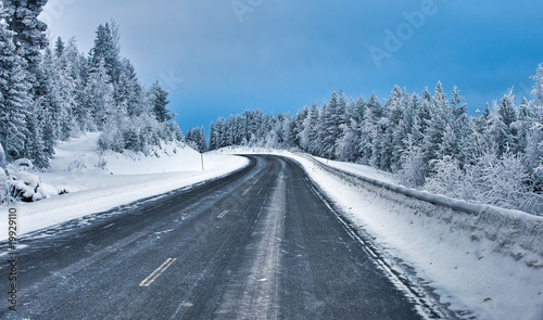 winter road © Andreas Gradin