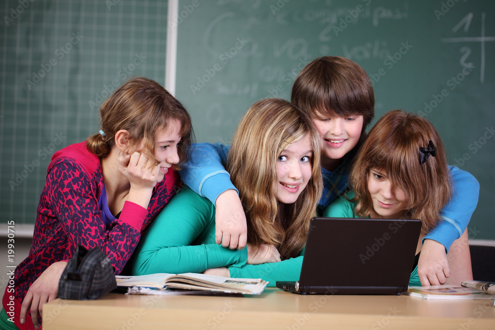schüler sitzen zusammen vor einem laptop schüler sitzen zusammen vor einem laptop