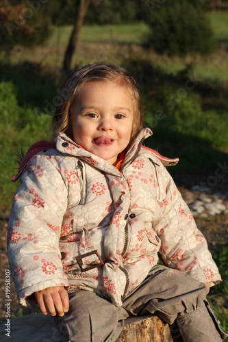 portrait de  bébé fille âgée de 18 mois