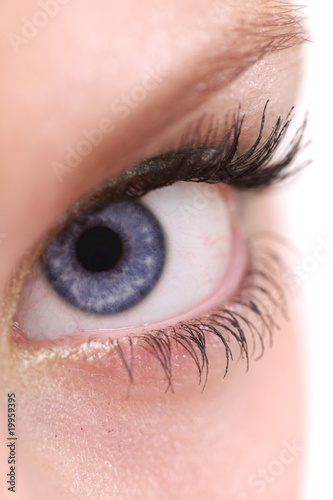 Fotografia Macro shot of an eye with blue iris