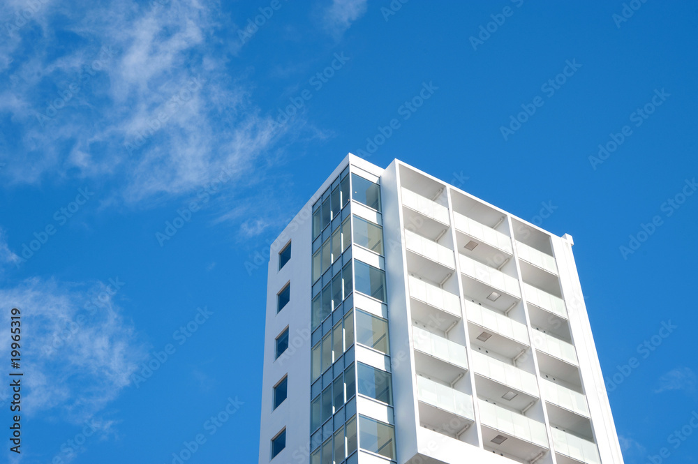 マンションと青空