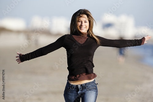 Femme sur la plage en hiver photo