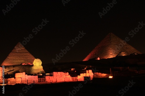 Les pyramides la nuit