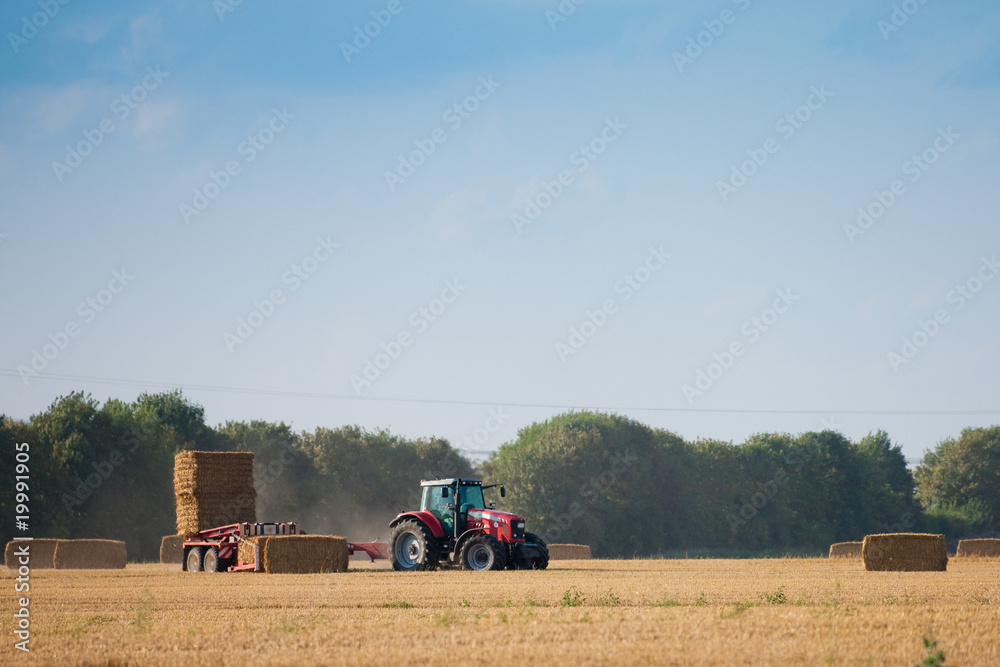 Obraz premium Stroh wird auf dem Feld gepresst